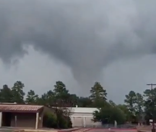 Tornado golpeó el noroeste de Houston y dejó más de 100 casas afectadas